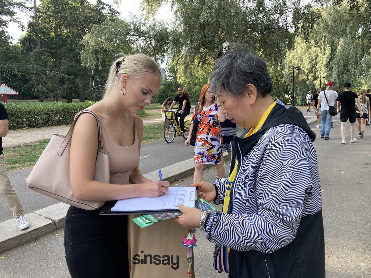 图2~7:民众驻足了解真相,签名支持反迫害