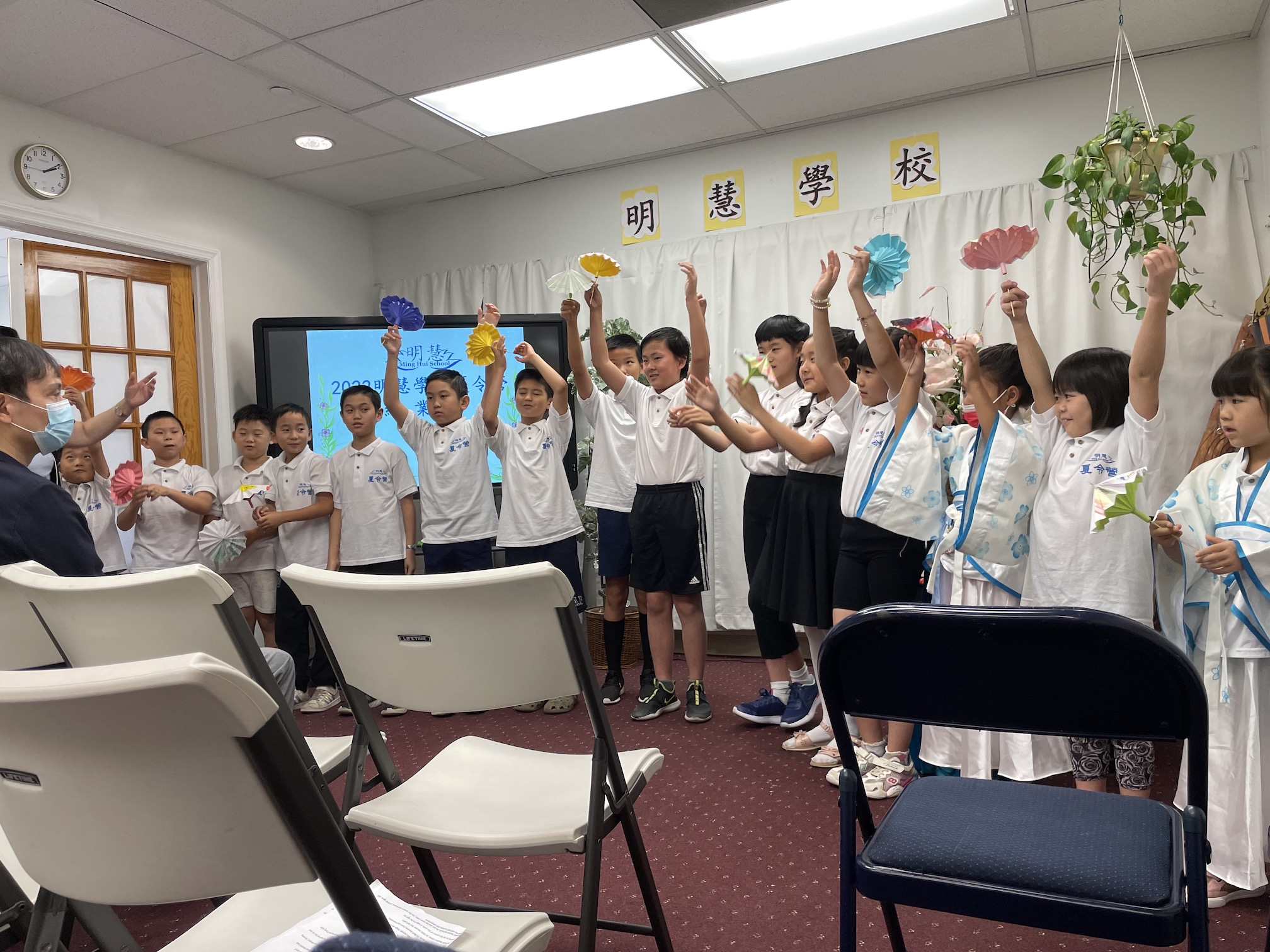 图2:明慧夏令营小朋友演唱《欢迎歌》