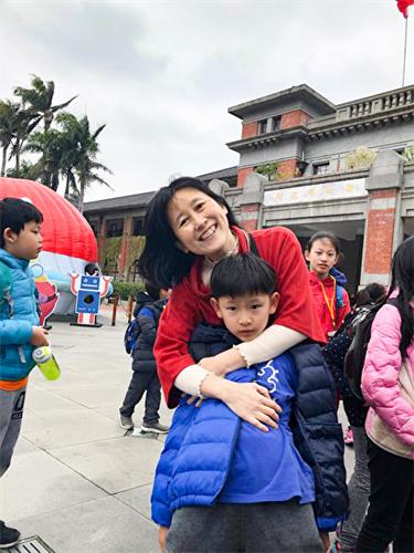 图3:法轮功学员蔡珊瑜和可爱的儿子合影。