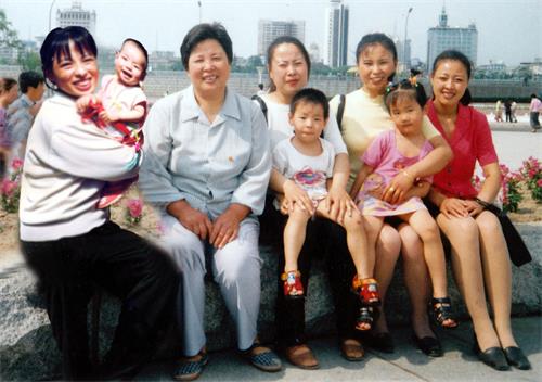 图2:左起:大女儿刘红辉、母亲董淑兰、二女儿刘红艳、儿媳、小女儿刘红霞。