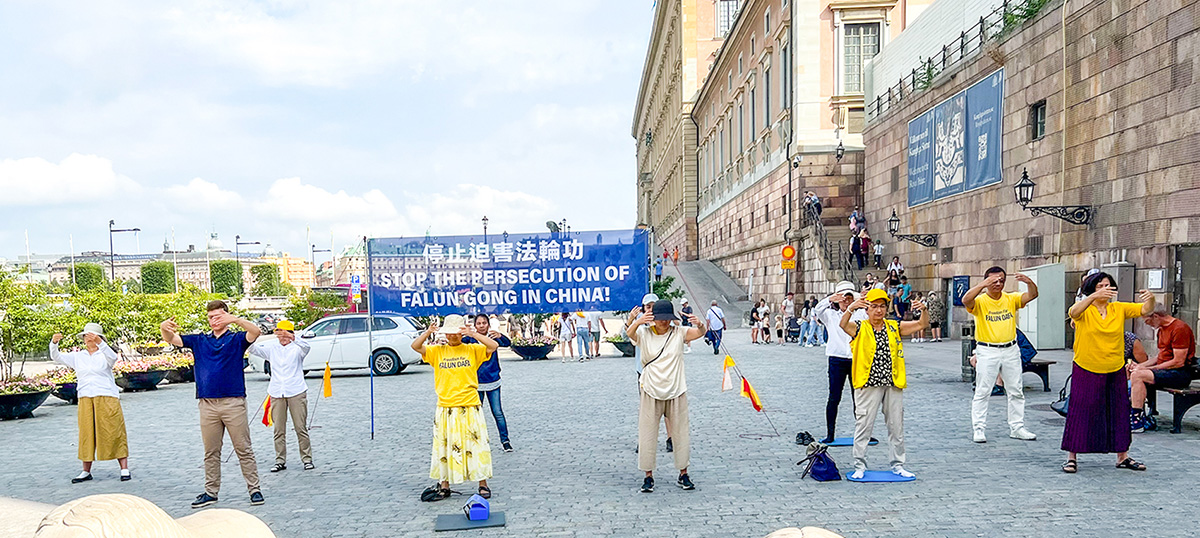 图1:二零二二年八月份的每个周五和周六下午,法轮功学员都在斯德哥尔摩市中心通往老城的钱币广场上,举办讲真相活动。学员向人们展示法轮功的五套功法。