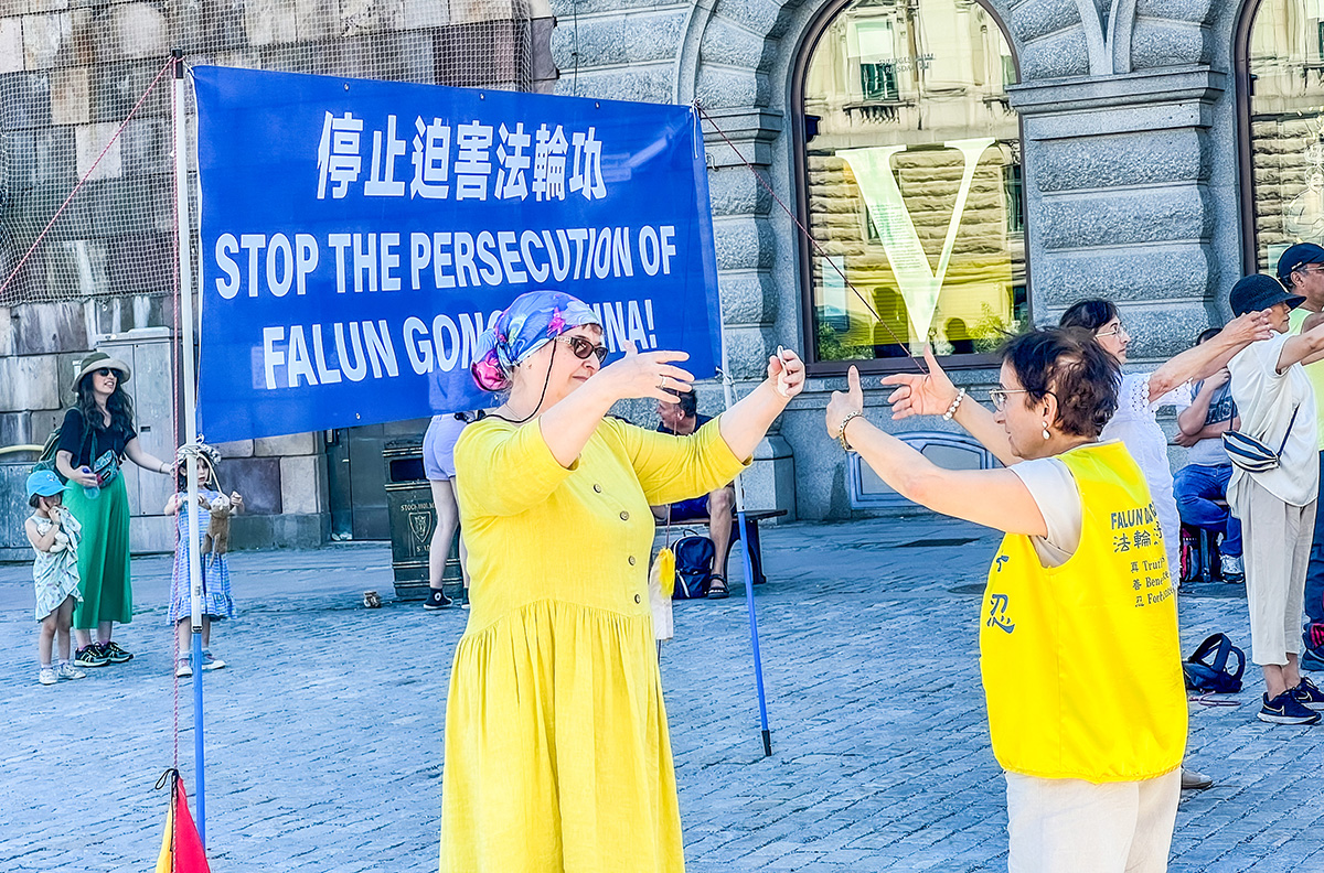 图4:民众对功法感兴趣,当场学炼法轮功。