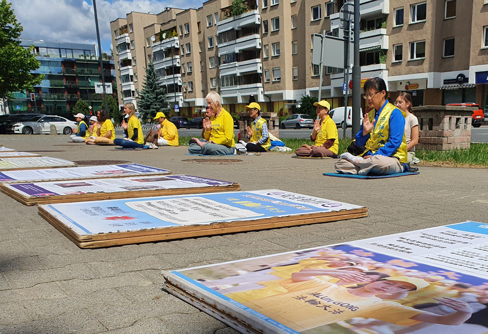 图1~3:二零二二年七月十七日和二十一日,波兰法轮功学员在华沙中使馆门前静坐,抗议中共迫害法轮功。
