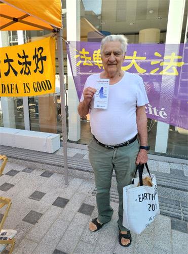'图3:格罗塞先生(Grosse)每次路过展台都向修炼学员竖起拇指,赞赏他们的做法和勇气。'