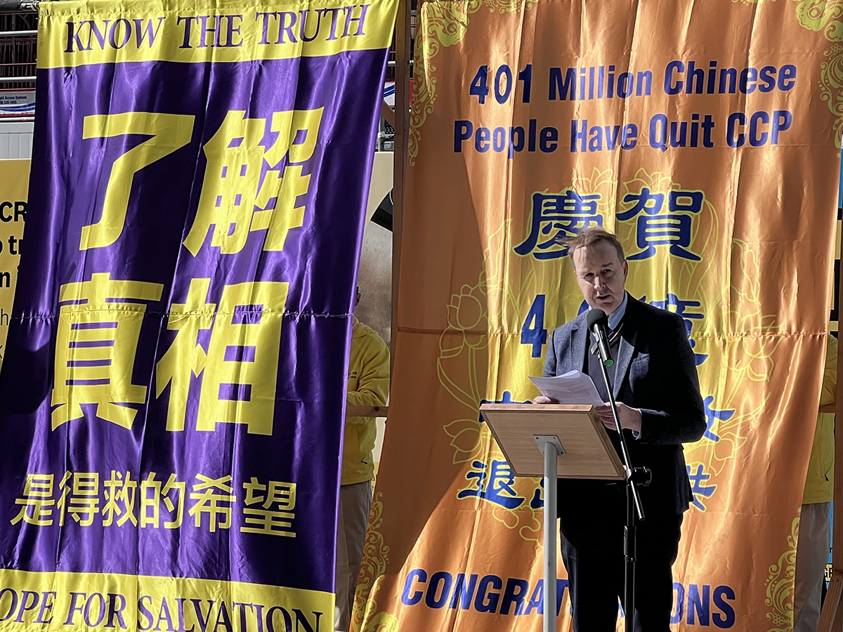 图9:律师凯瑞·高尔(Kerry Gore)在集会上发言说:“我们希望中共早日灭亡。它的灭亡不仅对中国人民有益,而且对我们所有人都有益。”