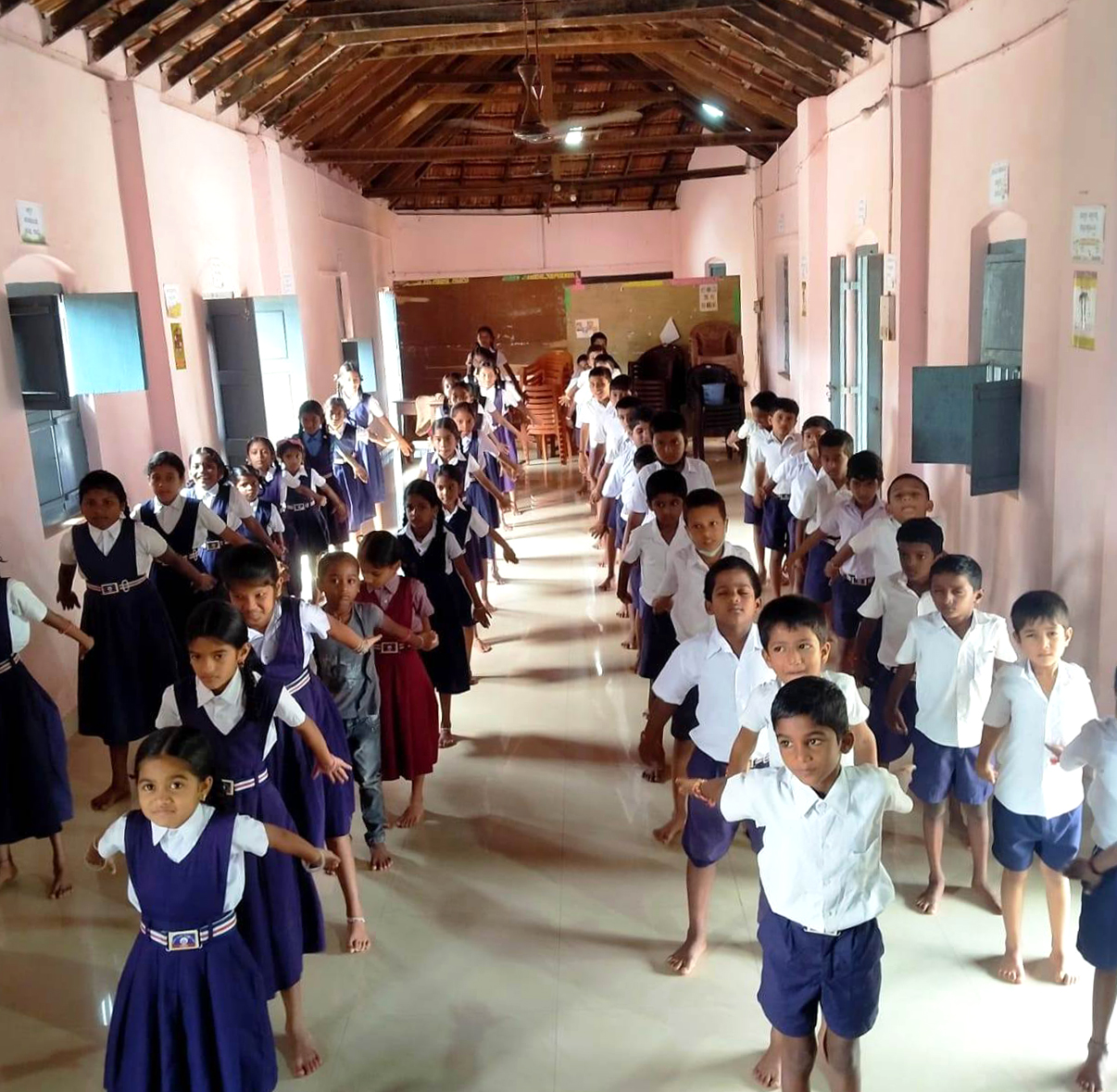 图1:学生们在学炼第一套功法