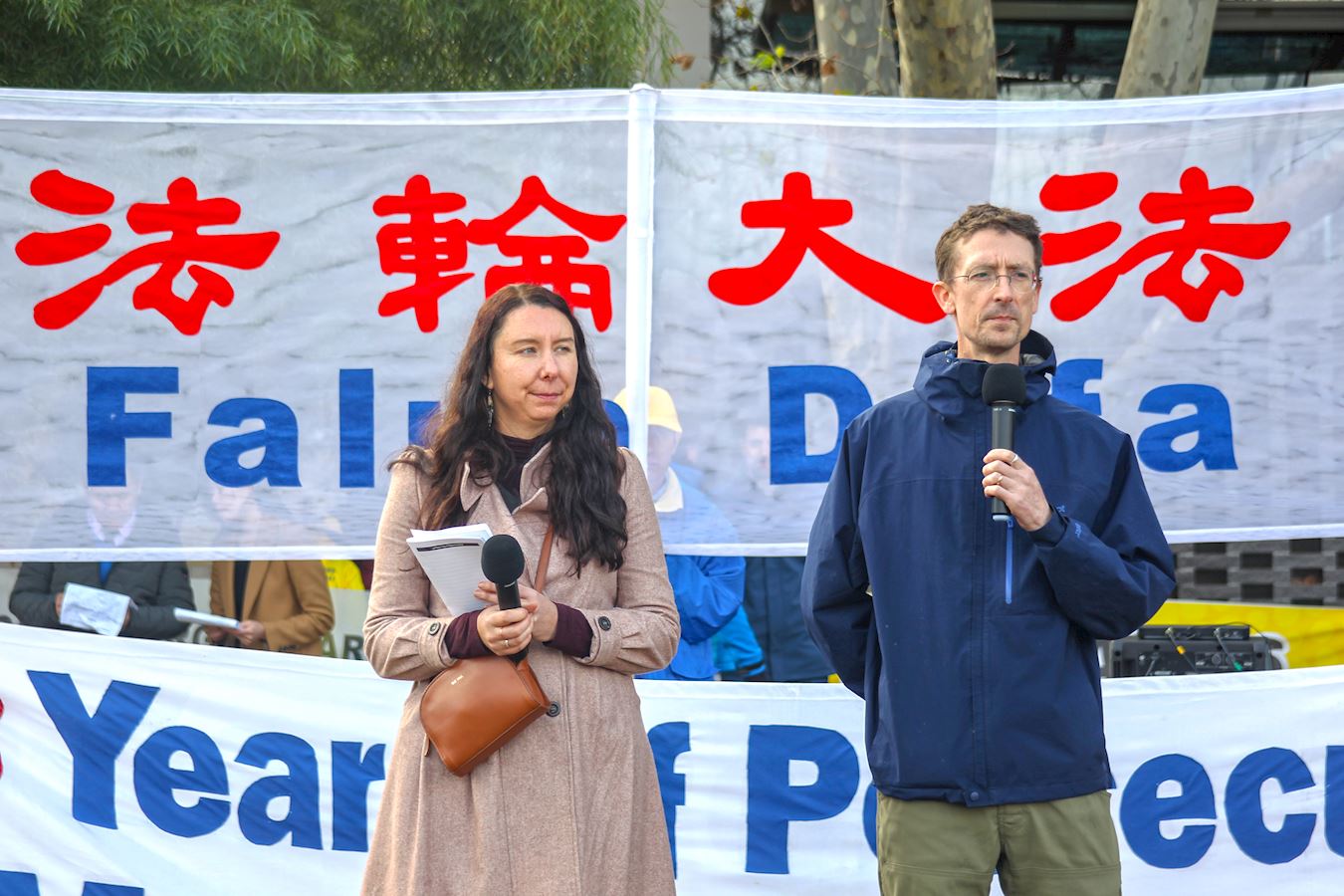 '图1:二零二二年七月九日,在墨尔本 “七•二零”反迫害集会上,霍尔夫妇讲述了二十年前到天安门广场请愿的经历。'