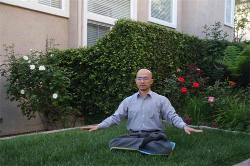 图1:药物经济学博士叶俊言在自家院子炼法轮功第五套功法