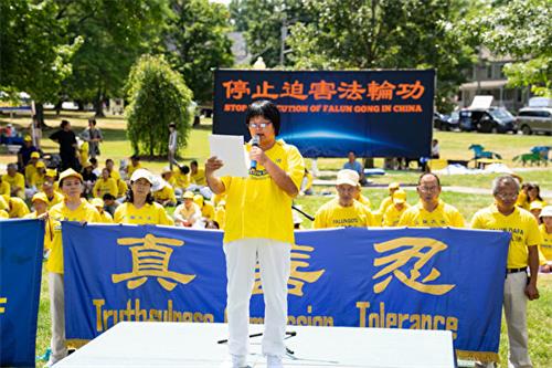 图1:法轮功学员夏海珍在2022年纽约法轮功7·20反迫害集会上发言。