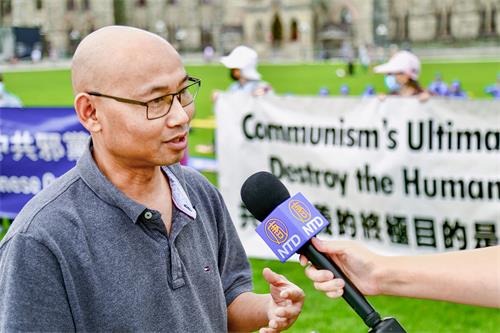 图2:杨崇说,就是通过《九评》,他看到,中共杀害了那么多中共国人,它就是靠谎言和暴力治国的。