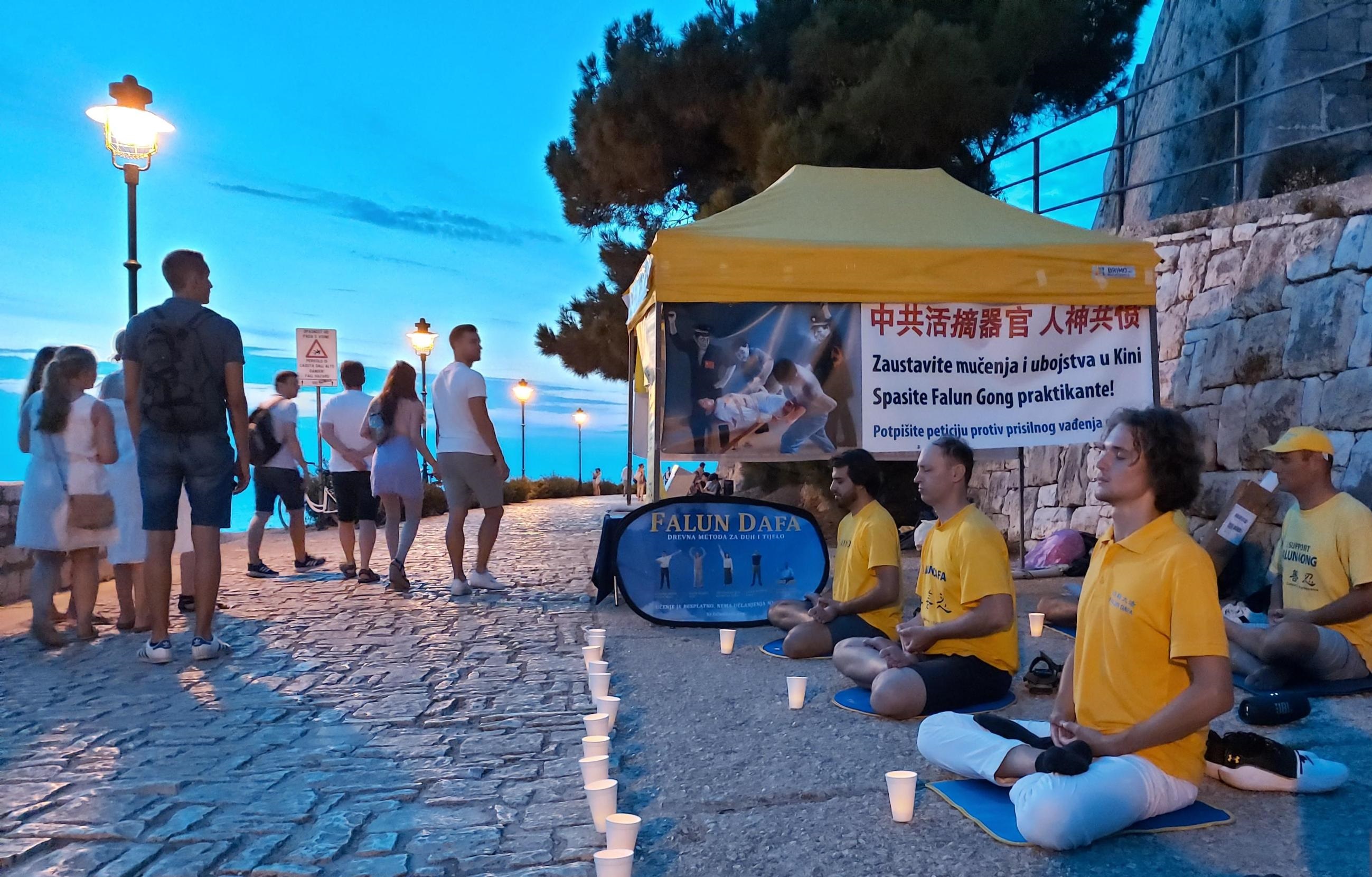 图11:傍晚,学员们点燃烛光,悼念被中共迫害致死的同修。