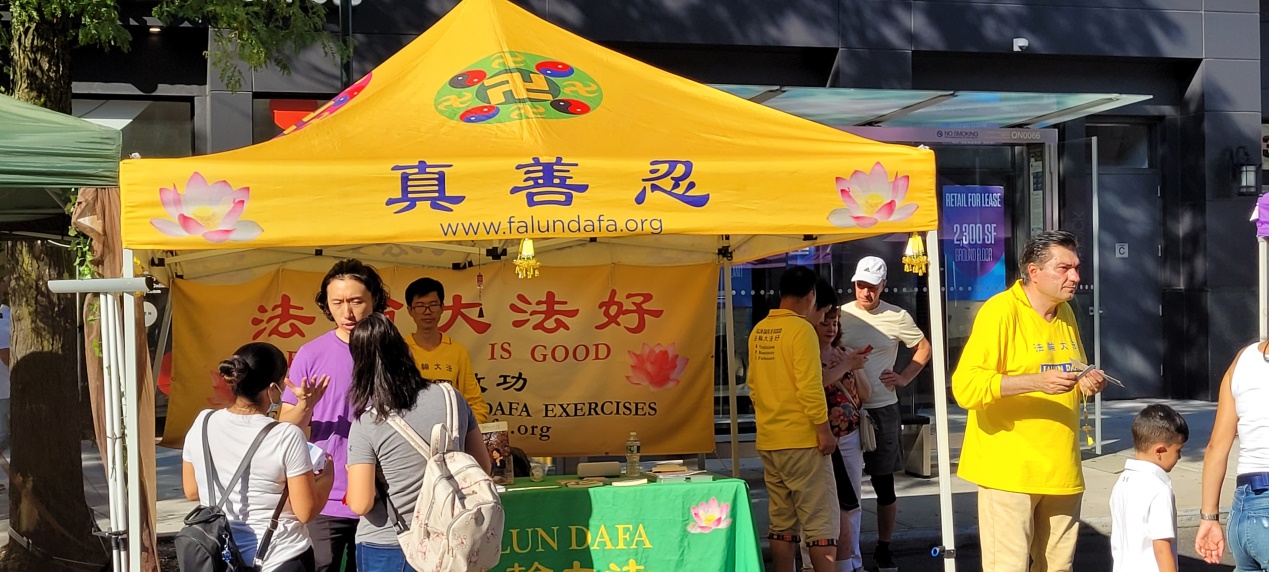 图2~3:学员们向民众介绍法轮功