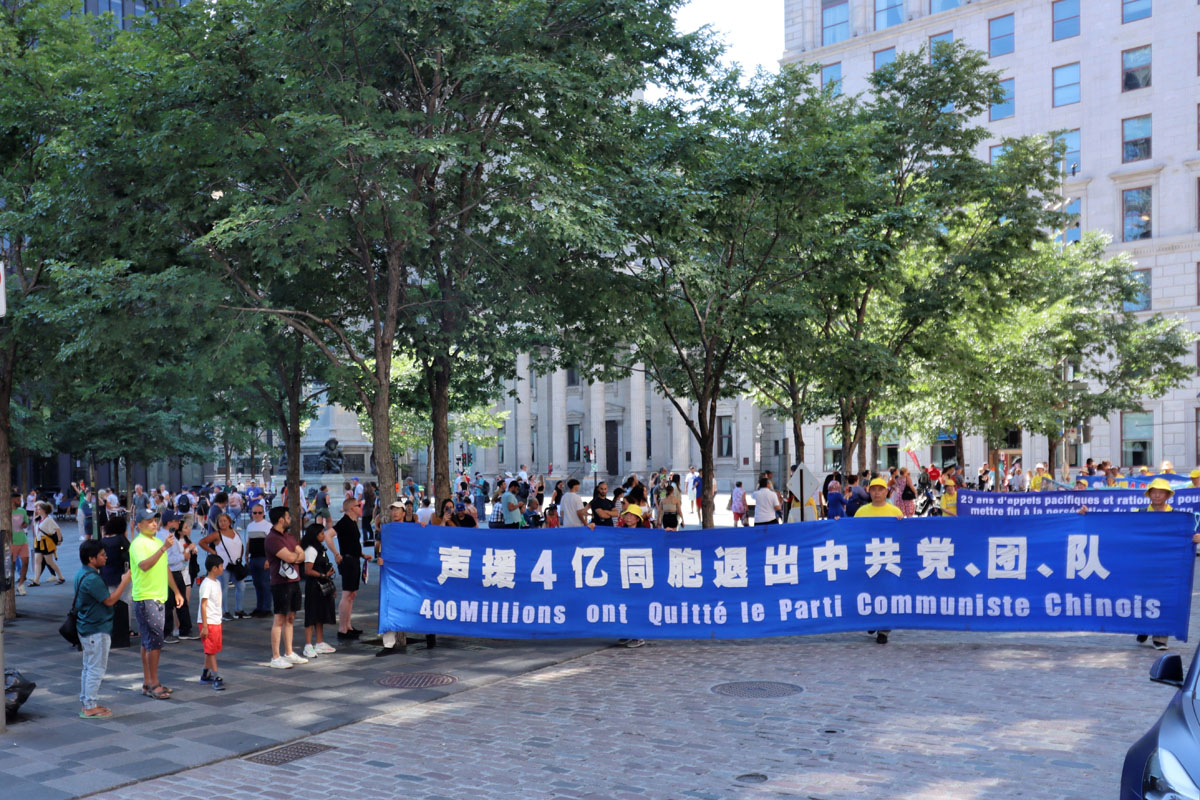 图3:2022年8月6日,蒙特利尔游行庆祝四亿中国人退出中共党、团、队组织。图为游行队伍经过游人众多的蒙特利尔老城兵器广场。