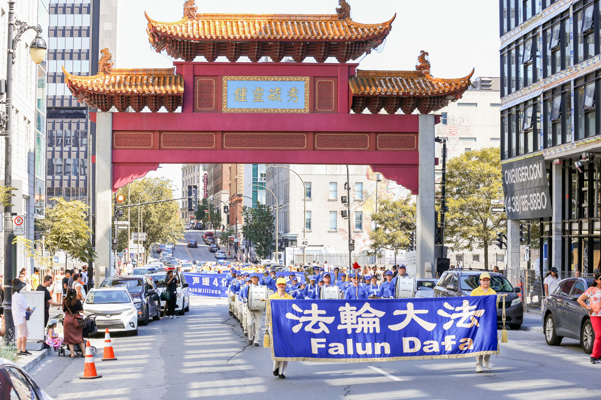 图4:2022年8月6日,蒙特利尔游行庆祝四亿中国人退出中共党、团、队组织。图为游行队伍进入中国城。