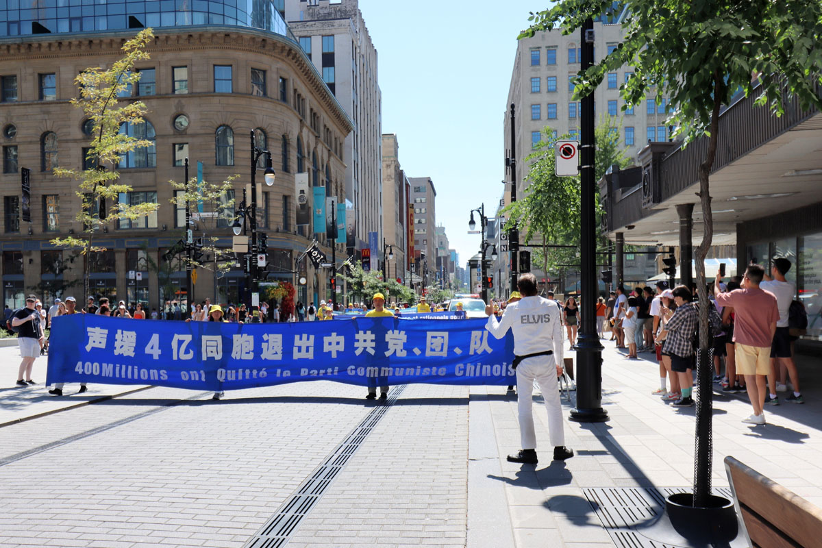 图7:2022年8月6日,蒙特利尔游行庆祝四亿中国人退出中共党、团、队组织。图为民众看到举着横幅的游行队伍竖大拇指赞赏。