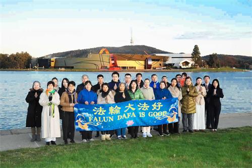 图1:堪培拉部份法轮功学员在格林湖畔的国家博物馆前,恭祝师尊中秋节快乐!