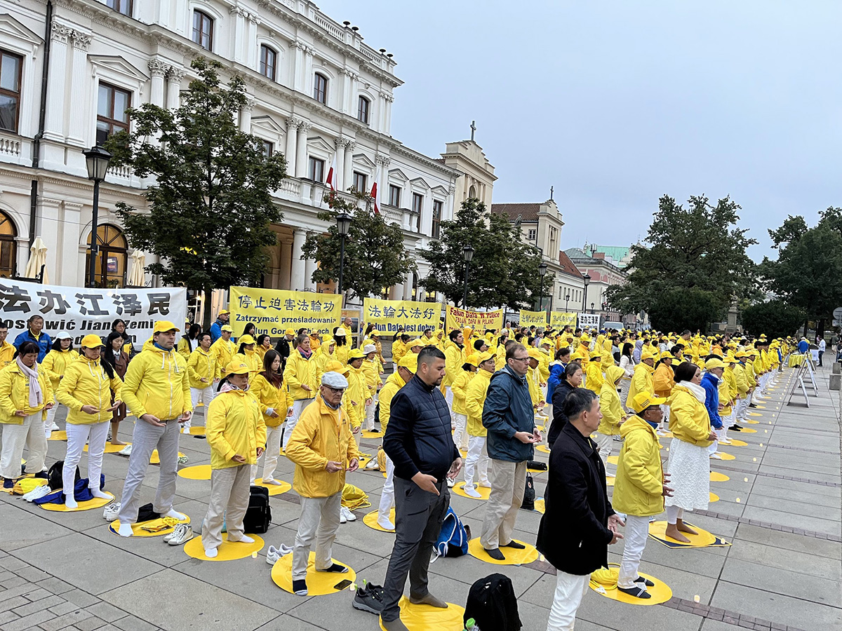 图2~4:法轮功学员以炼功方式呼吁波兰政府及民众关注中共的迫害,共同制止迫害。