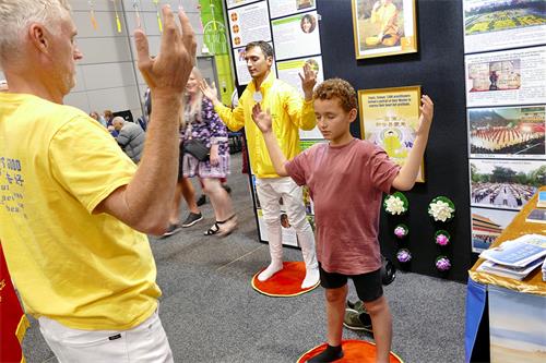 图6:6:卡奥(Caio)跟着法轮功学员学炼了第二套功法。
