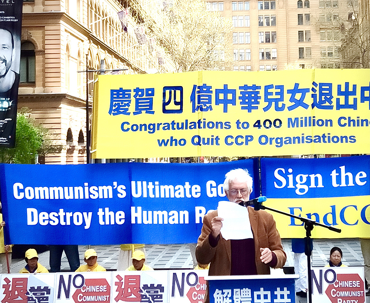 图13:中国信息网站编辑、人权活动家维尼康博(Bob Vinnicombe)在集会上发言。