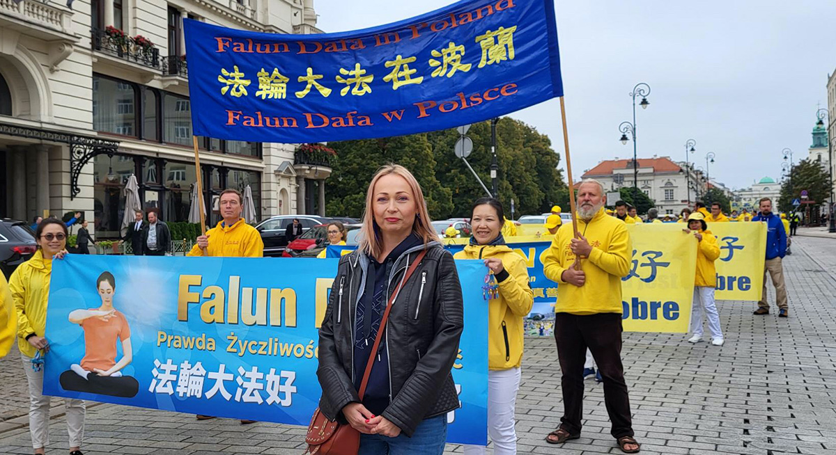 图2:数据分析师阿尼耶茨卡·凯普卡 (Agnieszka Kepka)也加入到法轮功游行队伍