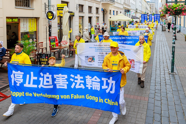 图4~5:法轮功在波兰首都华沙举行游行活动