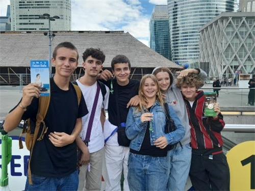 图4:一群中学生在反迫害征签表上签字,支持法轮功学员。