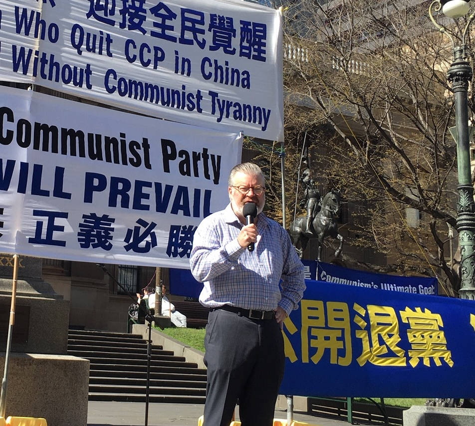 图4:澳大利亚维州立法会议员、民主工党维州领袖菲恩(Bernie Finn MP)先生在集会上发言。