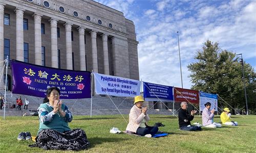 图1:学员们在国会前悬挂“法轮大法好”、“制止中共 活摘器官”、“解体中共 停止迫害” 等横幅