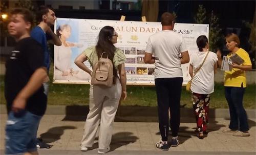 图8:二零二二年八月十二日,法轮功学员在玛玛亚(Mamaia)海滨度假区举办弘法讲真相活动。向游客讲述法轮功的真相。