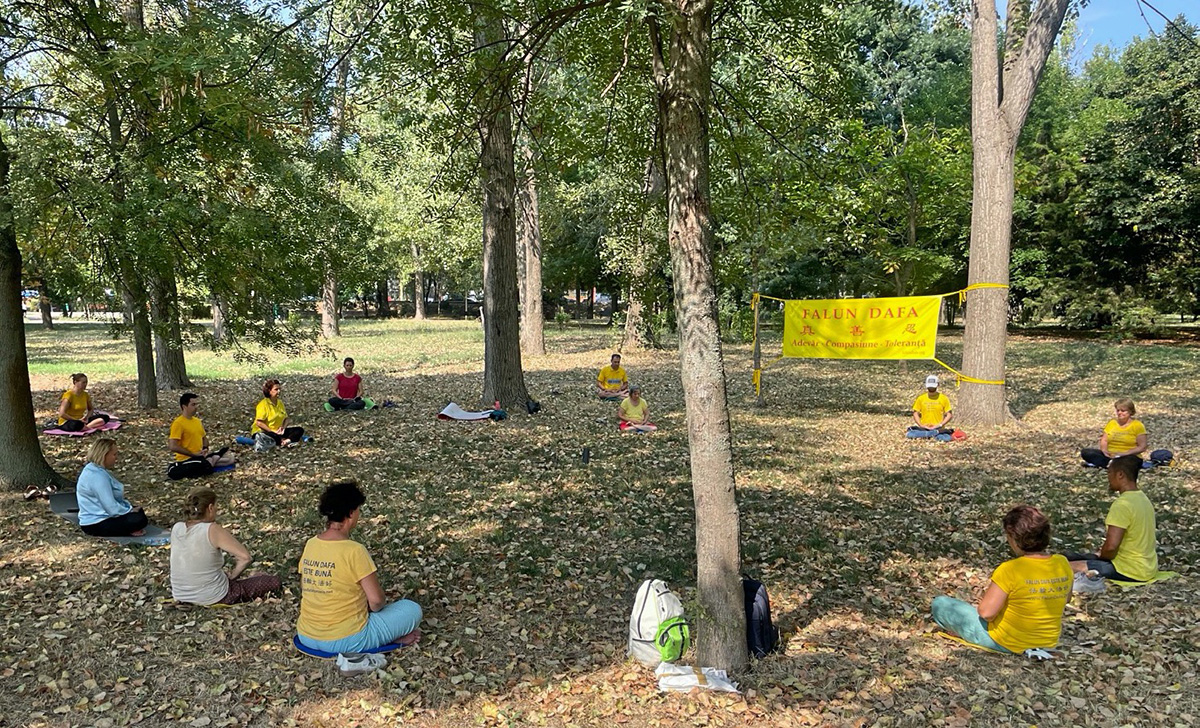 图11~12:在八月十一日至十六日,学员们到海边传播法轮功真相活动之际,每天早上,学员们都在康斯坦察州Tăbăcărie公园的炼功点炼功。