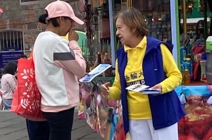 图6~10:法轮功学员在讲真相