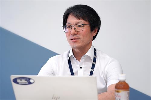图1:在公司里以彻头彻尾、一丝不苟小有名气的他,也是一位安静柔和的管理者。