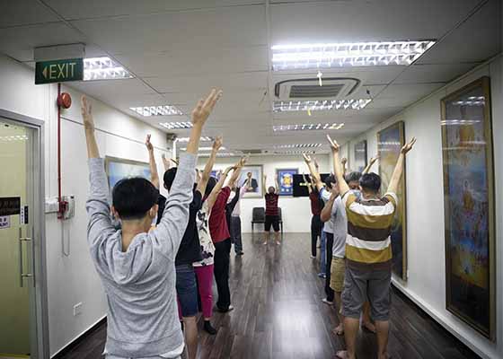 参加九天班 新加坡新学员体验法轮功