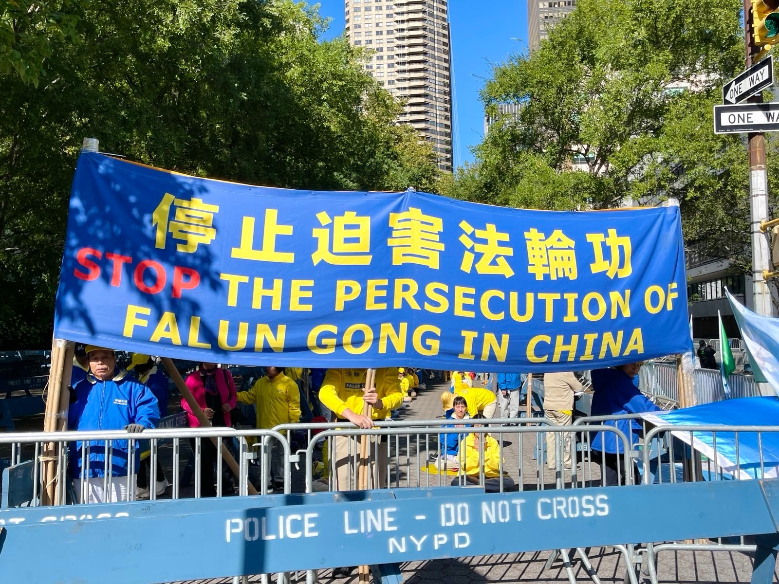 图4~5:二零二二年九月十九日至二十四日,纽约法轮功学员在第七十七届联合国大会举办期间,每天在联合国总部外的哈玛绍广场和平请愿,要求国际社会制止中共对法轮功长达二十三年的残酷迫害。