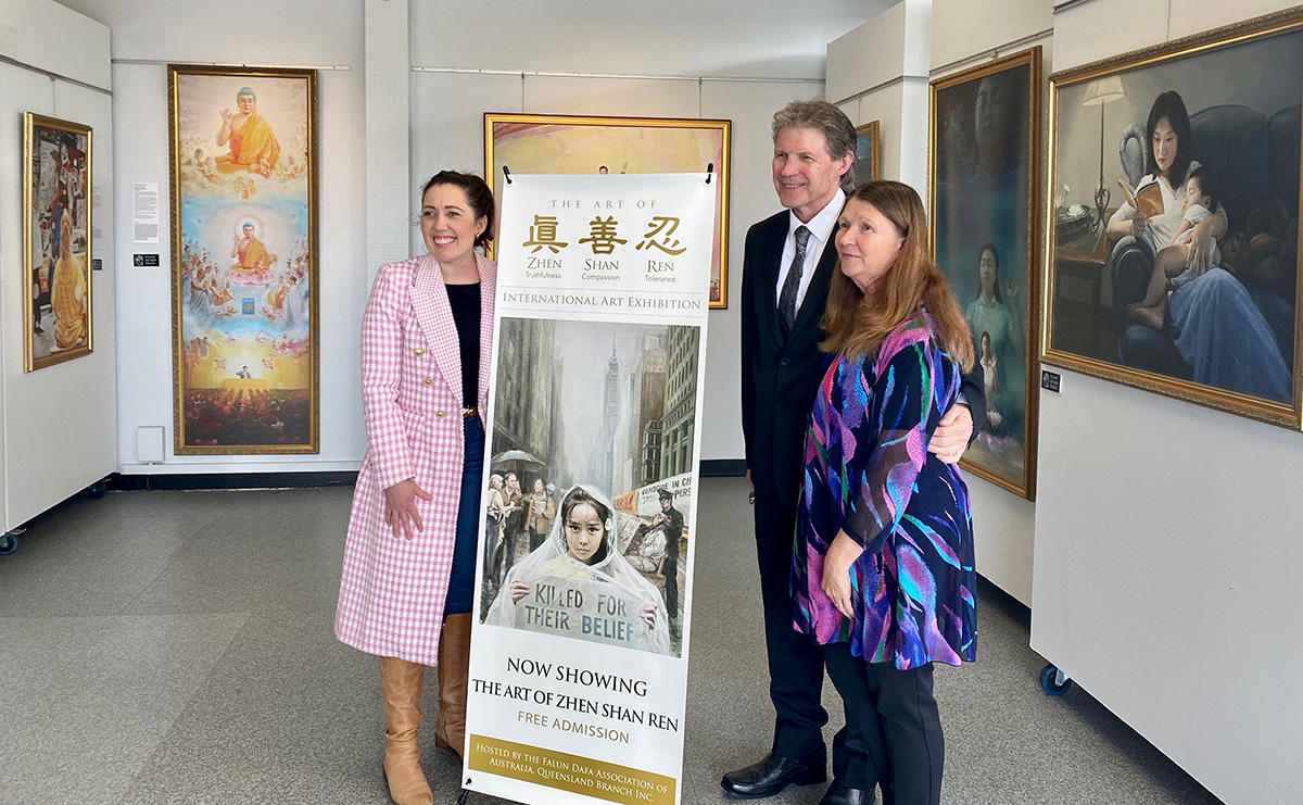 图7:曼波里区市议员萨拉·赫顿(Councillor Sarah Hutton for Jamboree Ward)(左一)也前来参观画展并和法轮功学员合影