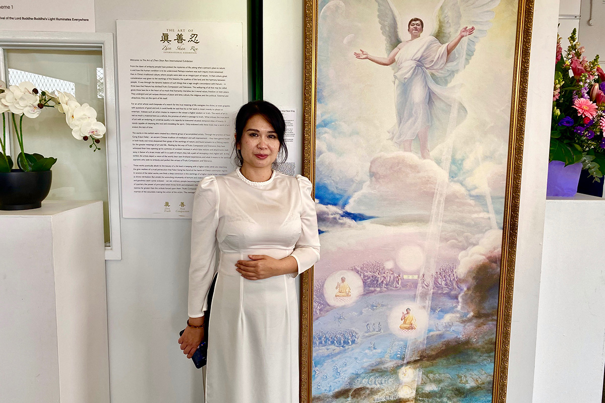图10:伊纳拉艺术馆阮林(Lin Nguyen )董事长在画展上