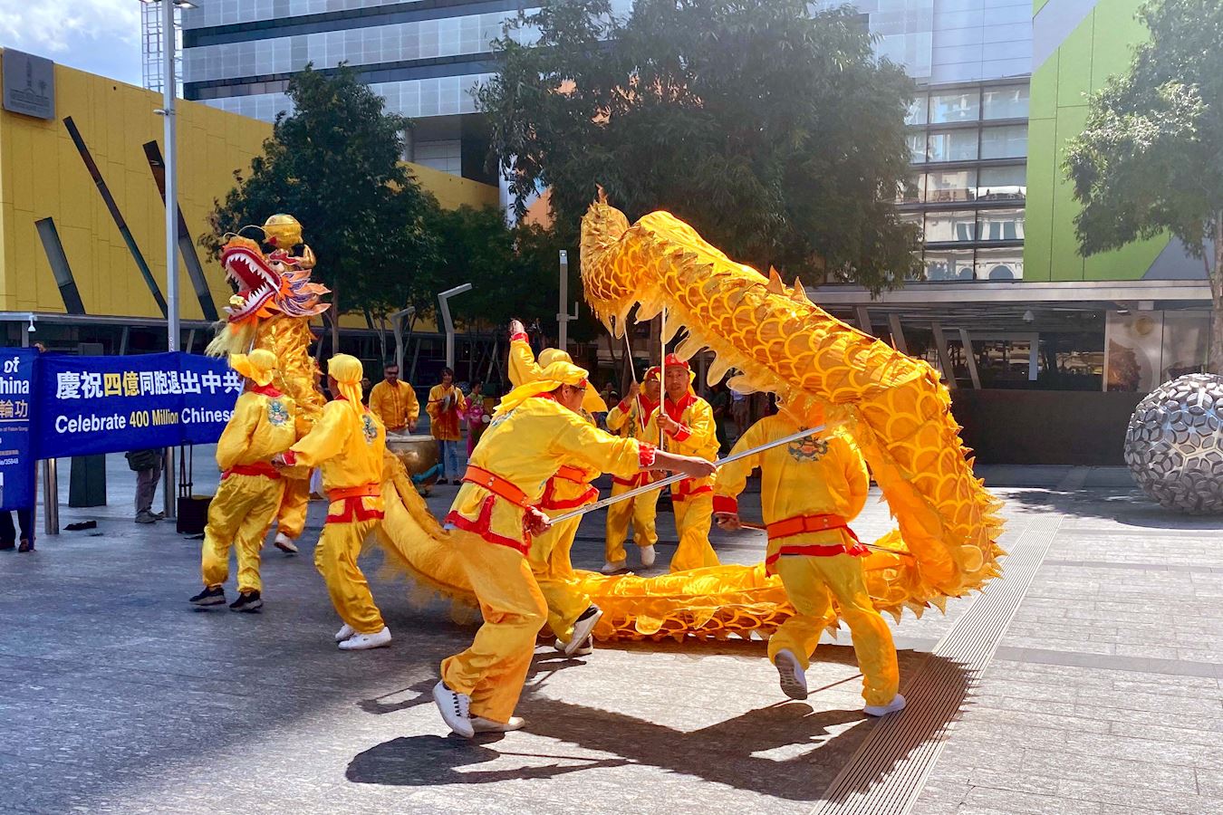 '图1~3:二零二二年九月二十四日,法轮功学员在布里斯班广场(Brisbane Square)举行集会,庆祝四亿中国人三退。'