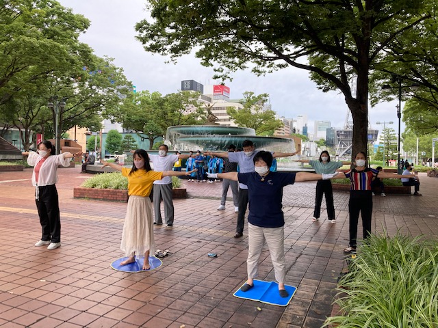 图1~2:二零二二年八月二十七日(星期六)与二十八日(星期日)这两天,日本中部地区法轮功学员在名古屋市(Nagoya-City)最繁华地段—荣(Sakae)的喷水附近炼功时的情景。