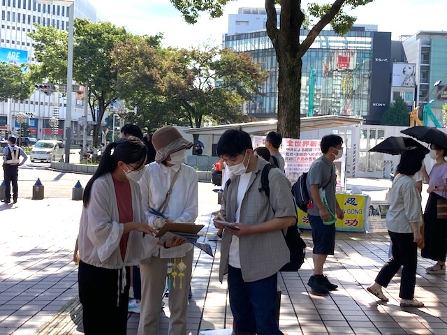 图3~4:二零二二年八月二十七日(星期六)与二十八日(星期日)这两天,日本中部地区法轮功学员在名古屋市(Nagoya-City)最繁华地段—荣(Sakae)的喷水附近向行人讲法轮功真相时的情景。