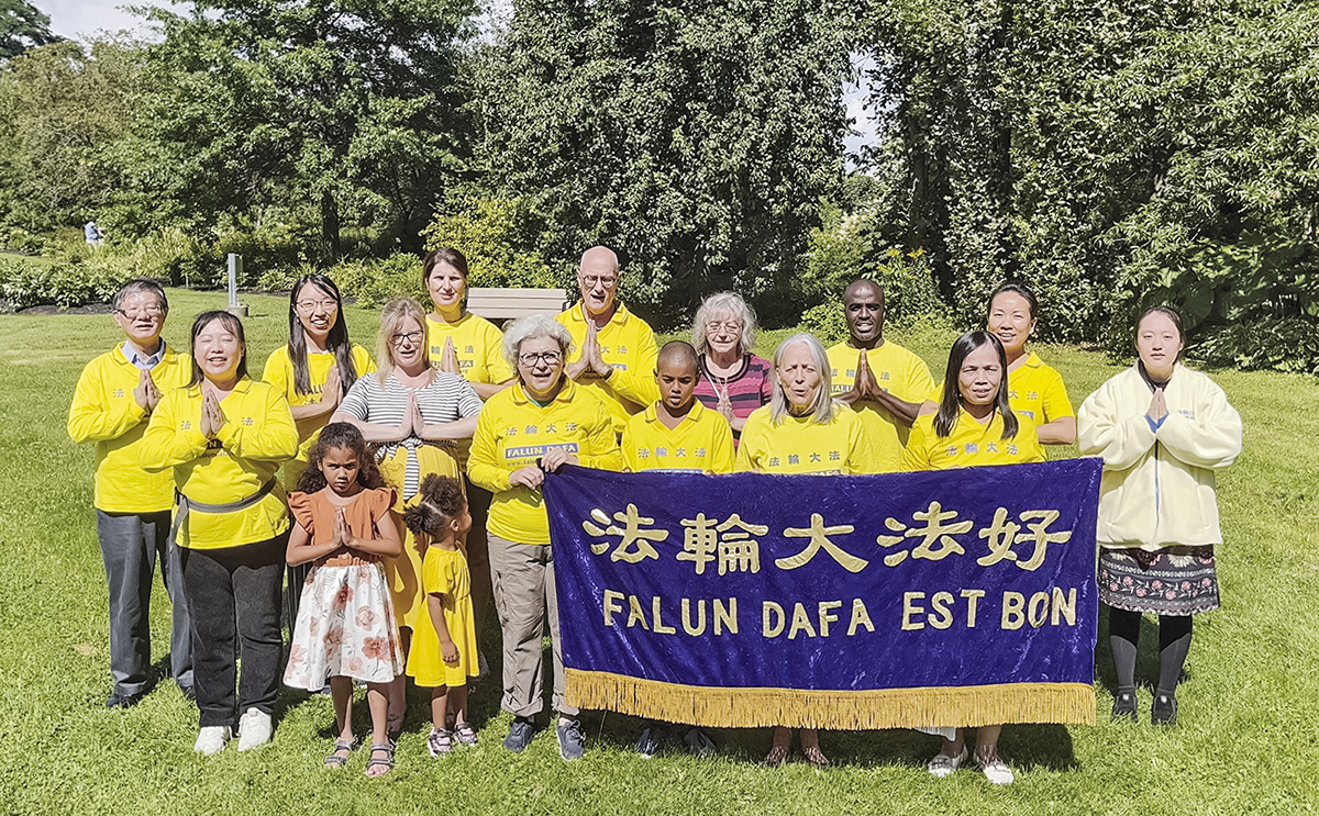 图2:魁北克市部份法轮功学员恭祝法轮大法创始人李洪志大师中秋快乐,感恩师父慈悲救度。