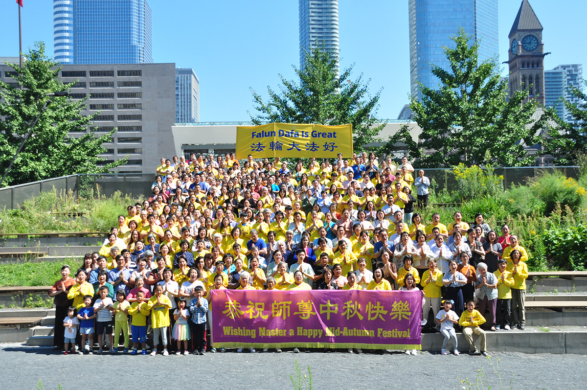 图1:二零二二年中秋节来临之际,多伦多法轮功学员九月三日在多伦多市政广场恭祝师尊中秋快乐!