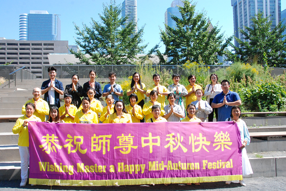 图4:多伦多退党平台法轮功学员恭贺师父中秋快乐