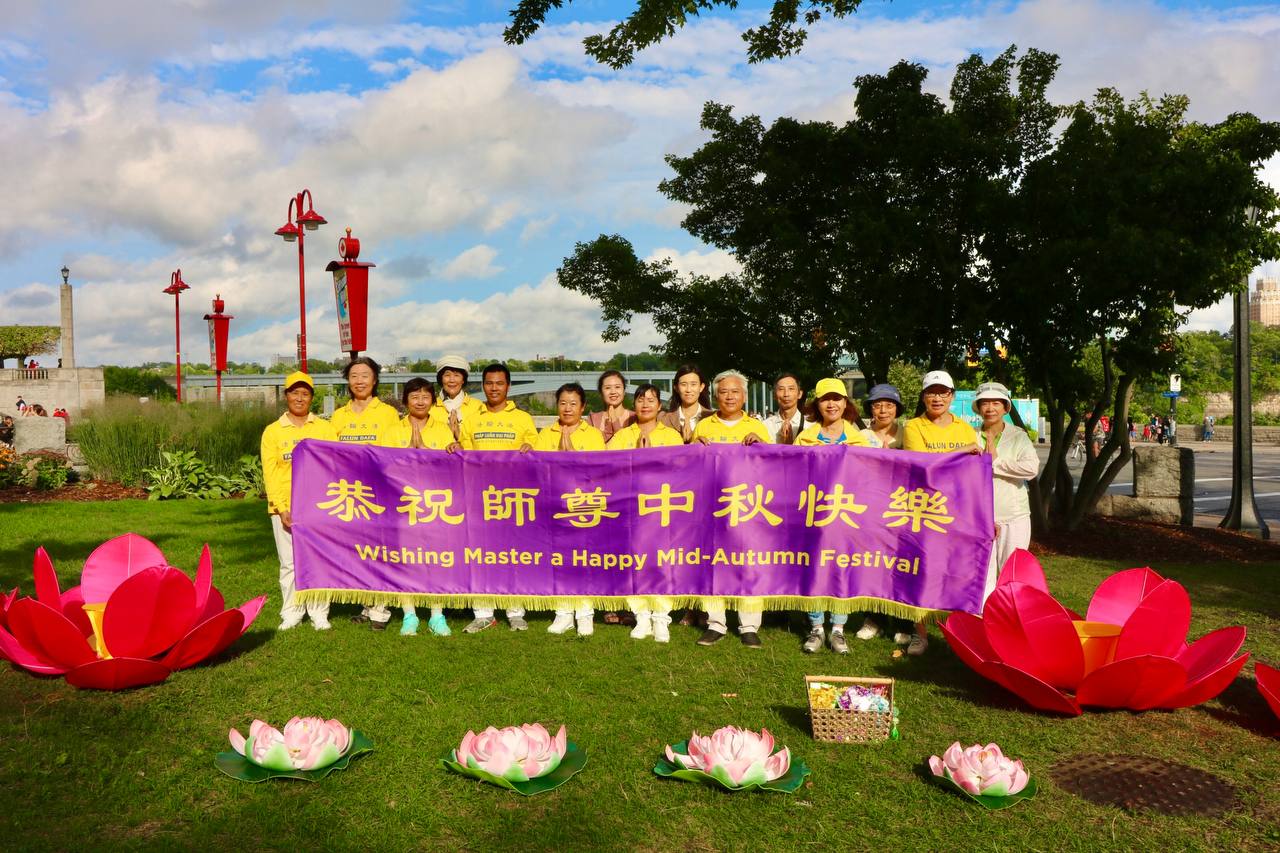 图5:尼亚加拉大瀑布真相点讲真相的多伦多法轮功学员恭祝师父中秋快乐!