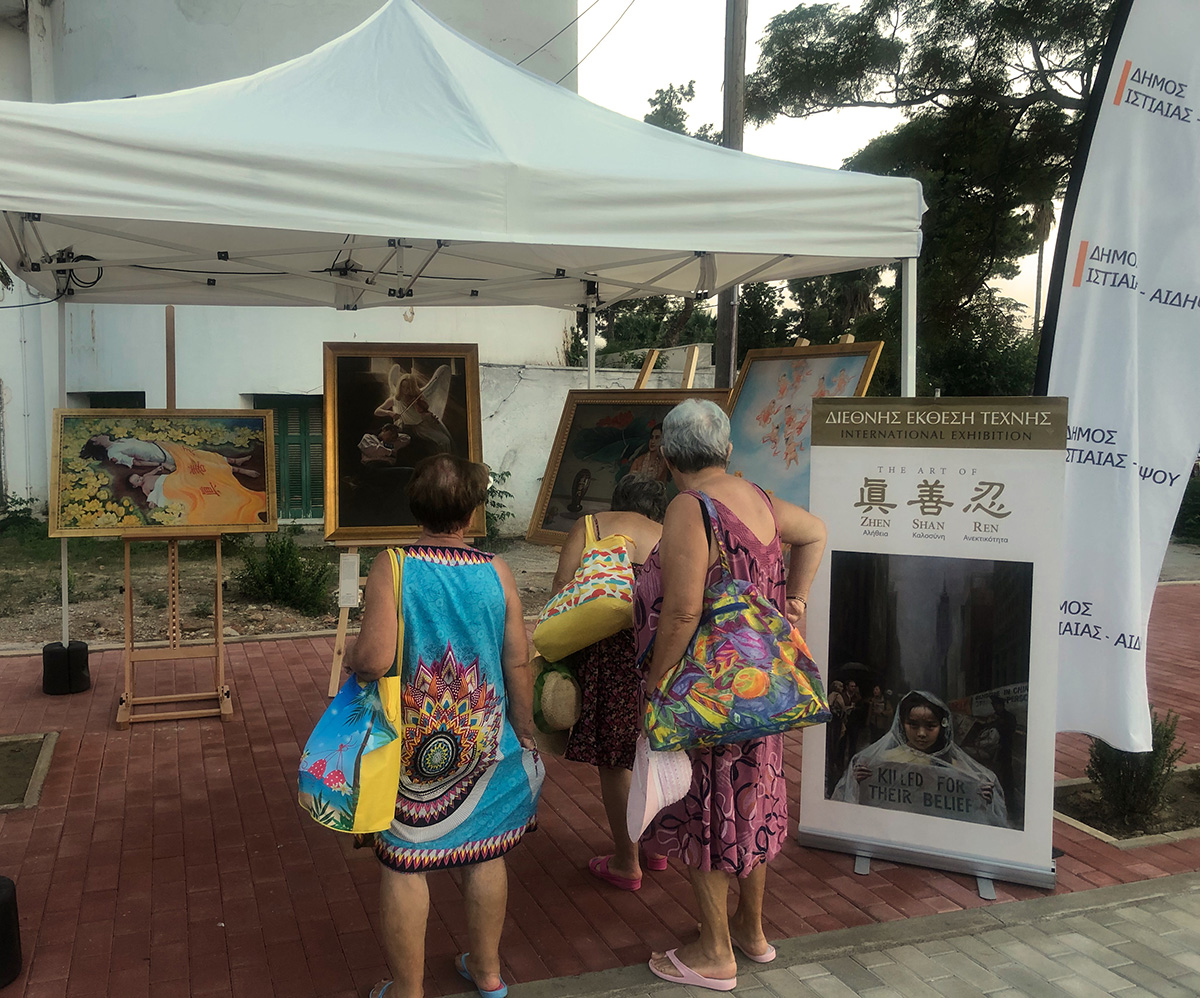 图4:法轮功展位旁的白色刀旗代表了来自市政办公室的支持