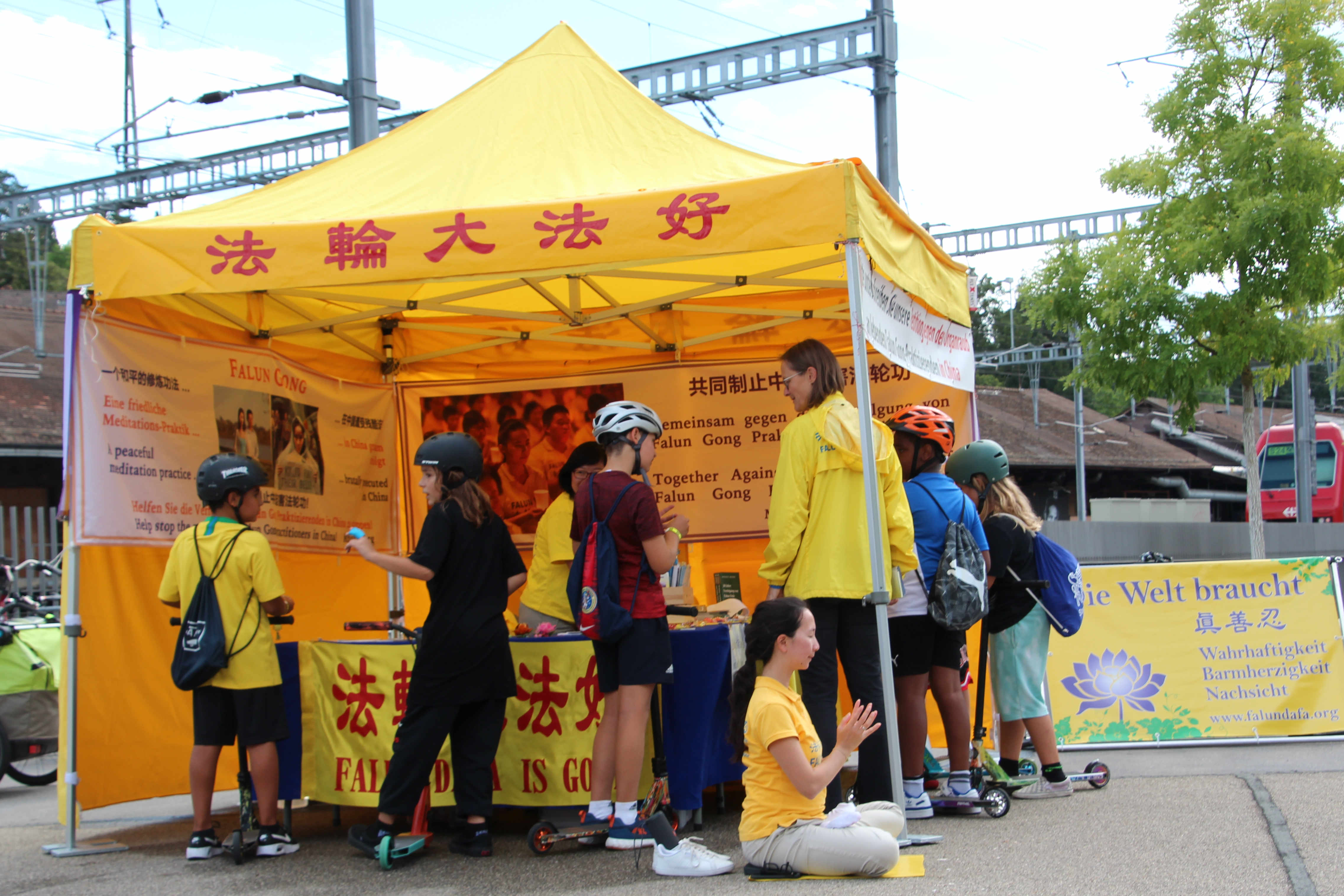 图1:二零二二年九月三日,瑞士法轮功学员在温特图尔市(Winterthur)火车站旁的诺耶维森购物中心(Neuwiesen)设立真相点,向当地人介绍法轮功及其真相。