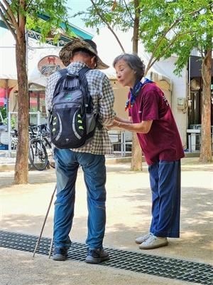 图2:每个周末,李英兰女士都会给有缘人介绍法轮功。