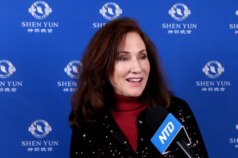 图4:二零二二年十二月二十八日下午,电视主持人琼·伊士曼(Joan Quinn Eastman)观看了神韵纽约艺术团在波士顿的第二场演出。她表示,神韵展现了丰富的中国文化,提升灵性,是一场珍贵的演出。(新唐人电视台)