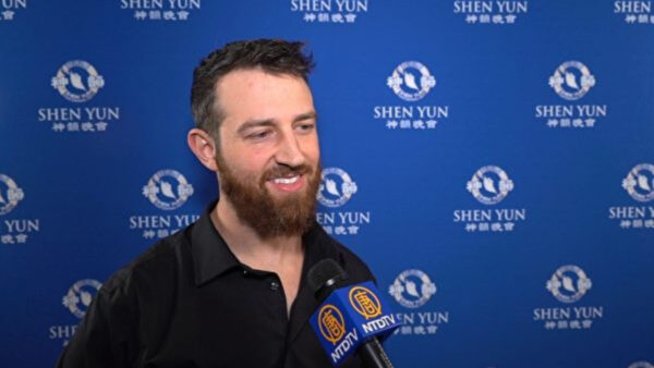 图7:二零二二年十二月二十六日晚,公司创始人卡梅伦・汉密尔顿(Cameron Hamilton)观赏了在亚特兰大伍德拉夫艺术中心的亚特兰大交响乐厅观看神韵巡回艺术团的演出。(新唐人电视台)