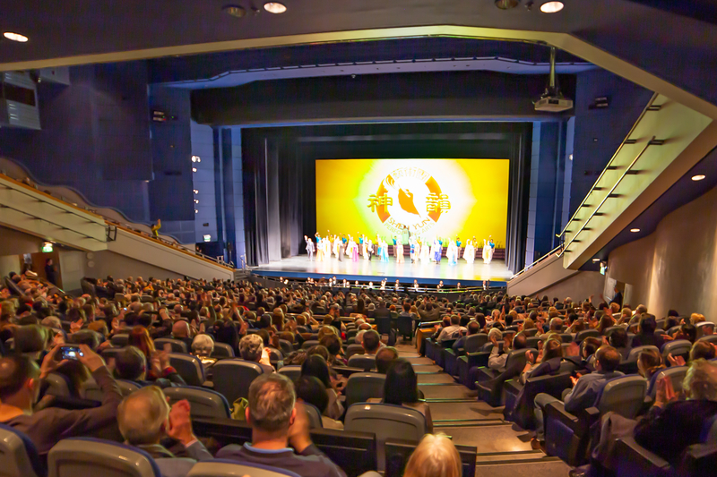 图1:二零二三年一月七日至八日,神韵纽约艺术团在英国伯明翰ICC剧院上演的三场演出,票房全售罄。图为一月七日晚,演出现场爆满的盛况。(大纪元)