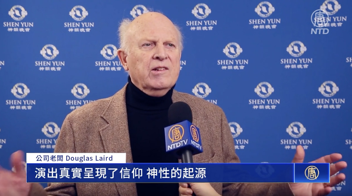 图10:道格拉斯⋅莱尔德(Douglas Laird)被神韵演出展现的深邃内涵所激动。(新唐人电视截图)